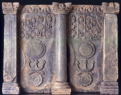 Friisi, jossa näkyy Buddhan jalanjäljet, Gandhara 1.-5. vuosisadalta jKr. tekijältä Pakistani School