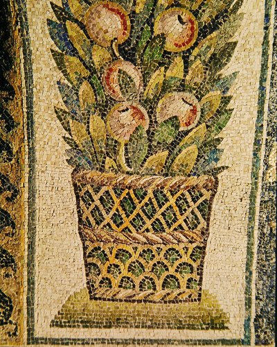 A Basket of Fruit, noin 430 jKr (mosaiikki) tekijältä Paleo Christian