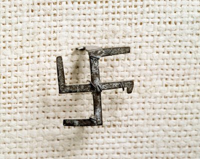 Kristillistä antiikkia: svastikan muotoinen fibule (joka inspiroi ristikkäispeliä). 1.-3. vuosisadalla. Saint Germain en Layen arkeologinen kansallismuseo tekijältä Paleo Christian