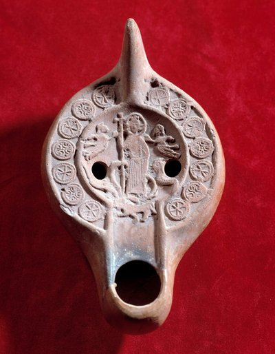 Paleokreetinen taide: öljylampun medaljonki voittoisan Kristuksen terrakottakoristeessa. Toteutettu alemman Rooman valtakunnan aikana (307-425 jKr) Tunisiassa. Löytyi Timgadista (Algeria). Aurinko 0,03x0,13x0,08 m Pariisi, musee du Louvre tekijältä Paleo Christian