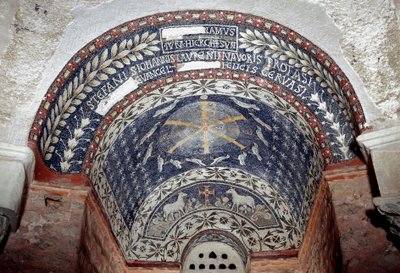 Paleokreetinen taide: Kristuksen monogrammia ympäröivät Pyhän Kolminaisuuden symbolit. 5. tai 6. vuosisadan mosaiikki. Baptistere d