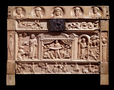 Relikviaali, jossa on vanhan testamentin kohtauksia edustavia reliefejä. Santa Giulian luostarista 4. vuosisadalta tekijältä Paleo Christian