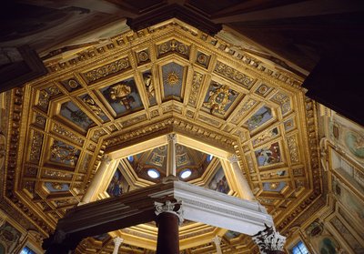 Näkymä holvista San Giovanni in Lateranon (St. John Laterano) paleokristilaisen kastekappelin sisällä (Lateraani kastekappeli tai San Giovanni in Fonte), rakennettu noin 440. Rooma tekijältä Paleo Christian