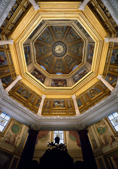Näkymä holvista San Giovanni in Lateranon (St. John Laterano) paleokristilaisen kastekappelin sisällä (Lateraani kastekappeli tai San Giovanni in Fonte), rakennettu noin 440. Rooma tekijältä Paleo Christian