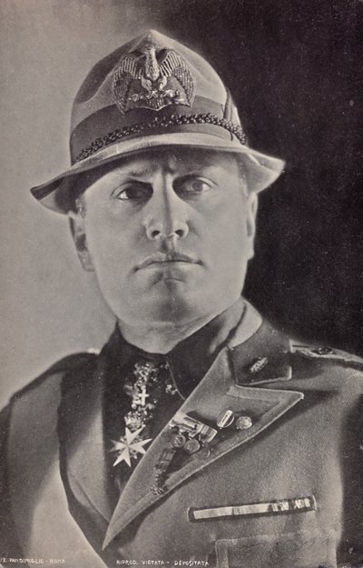 Albumi "Duce": Benito Mussolini univormussa Militia (m/w kuva) tekijältä Pandimiglio Pandimiglio
