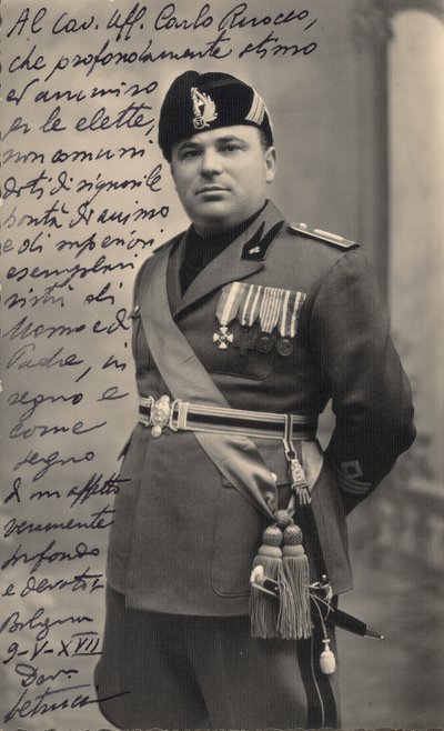 Albumi "MVSN- Blackshirts": Centurion of the Militia täydessä univormussa, 05/1939 (b/w kuva) tekijältä Pasquini Pasquini