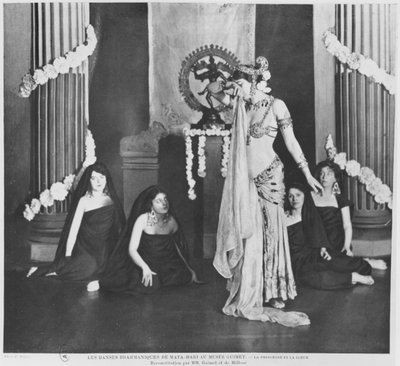 Mata Hari esiintymässä Musee Guimetissa, Pariisissa, 13. maaliskuuta 1905 tekijältä Paul Boyer