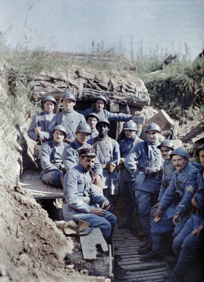 Ryhmä ranskalaisia sotilaita haudassa etulinjalla, Hirtzbach, Haut-Rhinin departementti, Alsace, Ranska, 16. kesäkuuta 1917 (autochrome) tekijältä Paul Castelnau