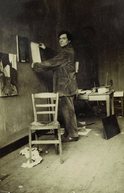 Amedeo Modigliani studiossaan, n. 1915 (valkovalkoinen kuva) tekijältä Paul Guillaume