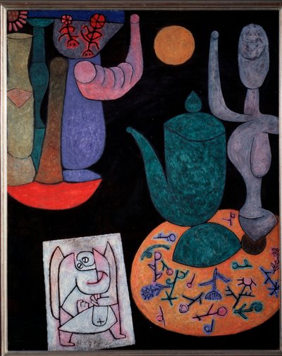 Asetelma mustalla taustalla - maalaus tekijältä Paul Klee