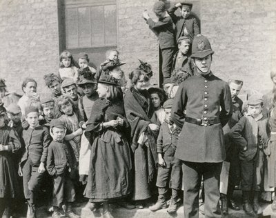 Lontoon poliisin hautajaiset, 1894 tekijältä Paul Martin