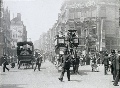Ludgate Circus, Lontoo, valmisteltu kuningattaren juhlapäivää varten, 1897 tekijältä Paul Martin