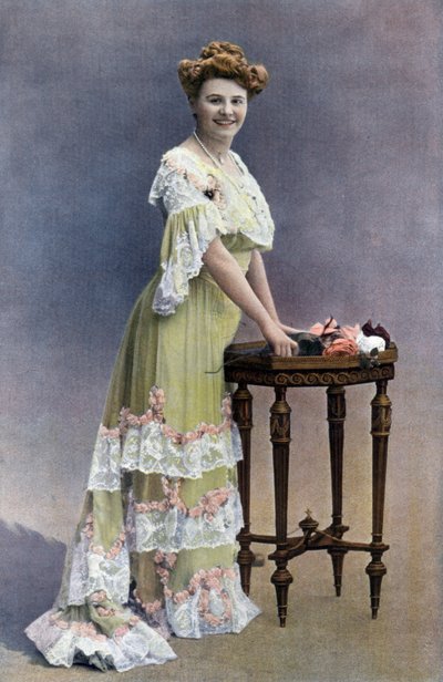 Ranskalainen koomikko Blanche Toutain, valokuva Paul Nadar ranskalaisesta "Le Theatre" -lehdestä helmikuussa 1905 tekijältä Paul Nadar