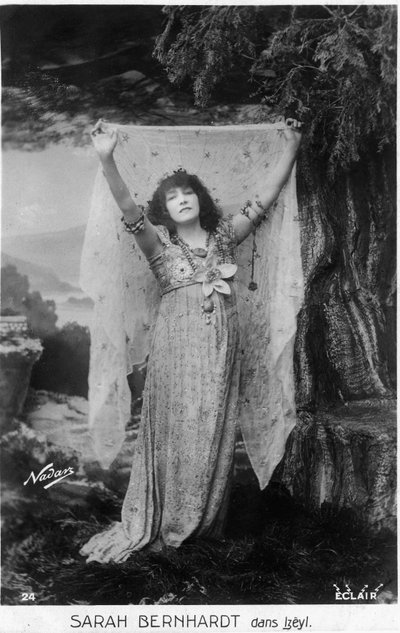 Henriette Rosine Bernard eli Sarah Bernhardt (1844-1923) Izëylinä, postikortti (m/v kuva) tekijältä Paul Nadar