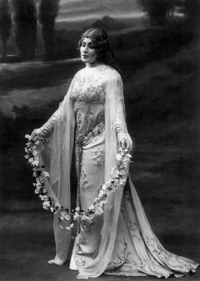 Marguerite Carre Melisandena ClaudeDebussyn oopperassa Pelleas et Melisande vuonna 1911, valokuva Paul Nadar tekijältä Paul Nadar