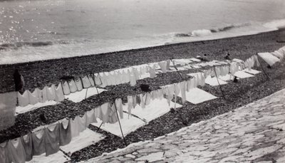 Pyykkiä kuivumassa rannalla, Nizza tekijältä Paul Nash