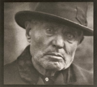 Valokuva - New York [Mies - Five Points Square] tekijältä Paul Strand