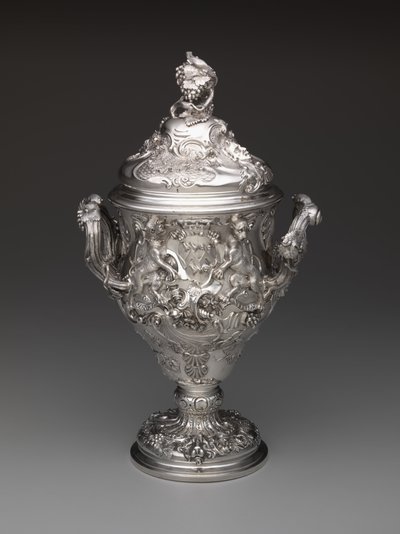 Covered Cup, 1742 tekijältä Paul de Lamerie