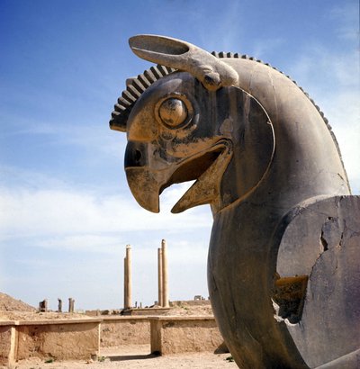 Griffoni, legendaarinen olento puoliksi kotka, puoliksi leijona. Apadanan pylväs, suuri oikeussali, jota nämä pääkaupungit yllättävät, Darius I:n palatsi, Persepolis, Iran. tekijältä Persian School