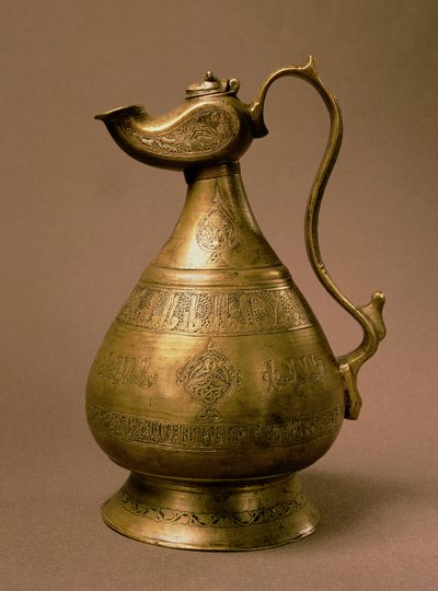 Ewerin signeerattu Rafa (?) Ibn Saad, Khurasan, Iran, 1190 (586 Hijra) (messinki, hopealla ja punaisella kuparilla koristeltu) tekijältä Persian School