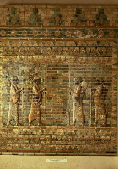 Persian kuninkaiden vartijan jousimiesten friisi Dareios Suuren palatsista (548-486 eKr.) Susassa, Iranissa, Akhemenidikausi, noin 500 eKr. (monivärinen lasitiili) (katso myös 24958 & 71521) tekijältä Persian School