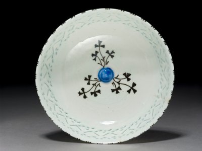 Gombroon Bowl, Iran, Safavid-kausi, (kivitahnaa lävistetyllä koristeella ja mustalla aluslasituksella) tekijältä Persian School