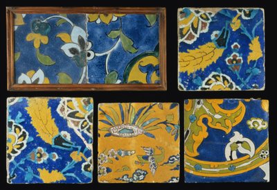 Ryhmä Safavid Cuerda Seca -laattoja (keramiikka) tekijältä Persian School