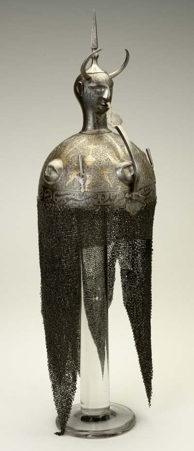 Kulah Khud, kypärä, n. 1700-luku, muutettu 1800-luvulla (rautaa kulta- ja hopeakoristeella) tekijältä Persian School