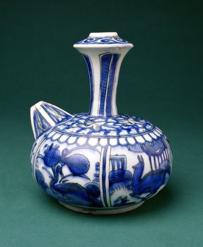 Safavid Sinivalkoinen Kendi, 1600-50 (lasituksen alle maalattu keramiikka) tekijältä Persian School
