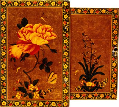 Hyasintilla ja ruusulla maalatun peilikotelon etu- ja takapuoli, 1600-luku tekijältä Persian School