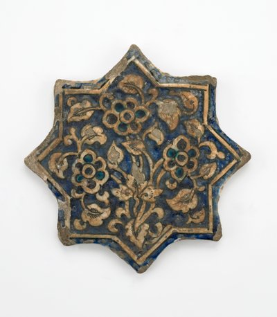 Laatta kahdeksansakaraisen tähden muodossa, Il-Khanid-kausi, 1256-1335 (kivitahna, valettu ja maalattu läpinäkyvän lasitteen alla) tekijältä Persian School