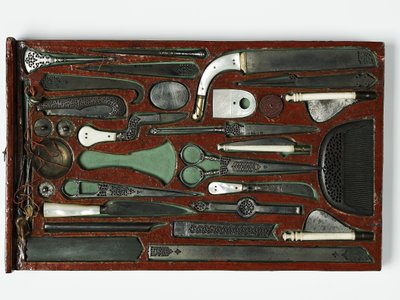 Työkalusarja, joka kuvaa pyhää perhettä, n. 1830 (sekoitettu media) tekijältä Persian School