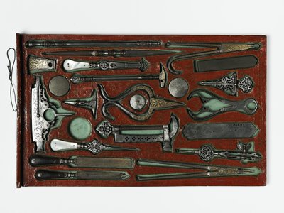 Työkalusarja, joka kuvaa pyhää perhettä, n. 1830 (sekoitettu media) tekijältä Persian School