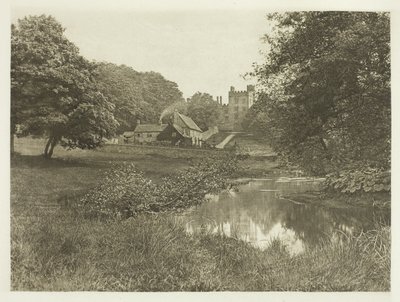 Haddon Hall ja kotitila, joen suunnasta katsottuna tekijältä Peter Henry Emerson