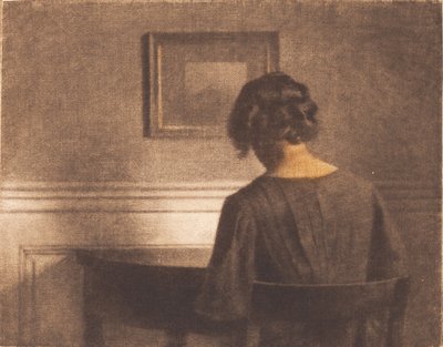 Nuori tyttö puolipyöreän pöydän ääressä tekijältä Peter Vilhelm Ilsted