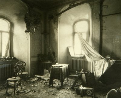 Venäjän vallankumous 1917: Tšudovin luostarin sisustus Moskovan Kremlissä marraskuun 1917 pommituksen jälkeen. Valokuva Pjotr ​​Petrovitš Pavlov (1860-1925) tekijältä Petr Petrovich Pavlov
