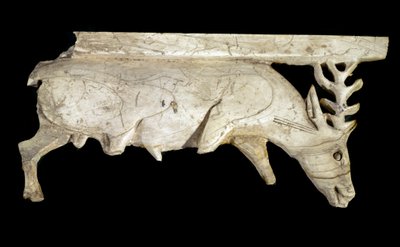 Foinikialaisten sivilisaatio: hirven muotoinen kuninkaallisen norsunluun sängyn koriste, joka on peräisin Arslan Tashin paikalta (Syyria). 9. vuosisadalla eaa. Aurinko. 12,5 cm Musee du Louvre, Pariisi tekijältä Phoenician