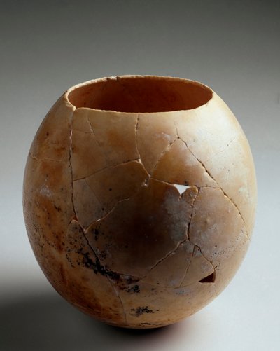 Foinikialainen taide: tyhjä strutsinmuna. Lauritalta (Lumber). 7. vuosisadalla eaa. Himmeä. 13,2 cm Grenada, Arkeologinen museo tekijältä Phoenician
