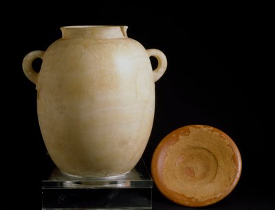 Foinikialainen sivilisaatio: Albasteriuurna ja savilevy Lauritan paikalta. 7. vuosisadalla eaa. Arkeologinen museo, Granada, Espanja tekijältä Phoenician