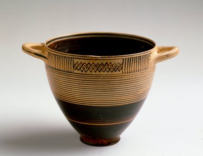 Foinikialainen taide: Kotyl-tyyppinen leikkaus maalattua savea. Lauritia (Almunecar Espanjassa) Dim. 8x9,2 cm Granada, arkeologinen museo tekijältä Phoenician Phoenician