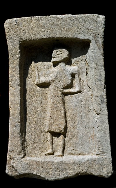 Foinikialainen taide: puunilainen hautausstele gresissä, jossa on kävelevän luonteen helpotus. Mozian (Motiya, Mozzie tai Motia) kaivauksista. 6. vuosisadalla eaa. Tunis, Musee du Bardo Tunisia tekijältä Phoenician Phoenician