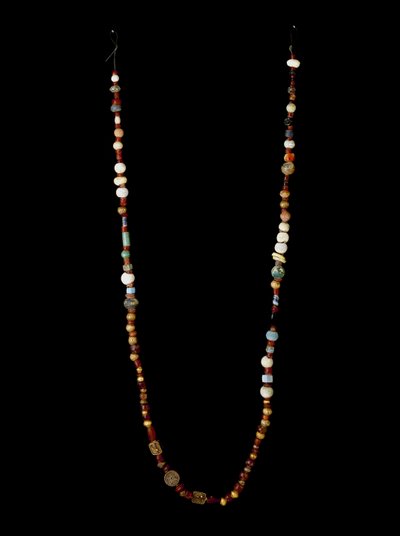 Foinikialainen sivilisaatio: kaulakoru kultaa, hopeaa, karneolia ja lasitahnaa. Himmeä. 97 cm 6. vuosisadalla eKr. Cartagenan museo, Espanja tekijältä Phoenician School