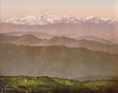 Darjeeling. Kinchinjunga ja lumet Kutcherry Hillistä tekijältä Photoglob Co. (Zurich, active c. 1890 1910)