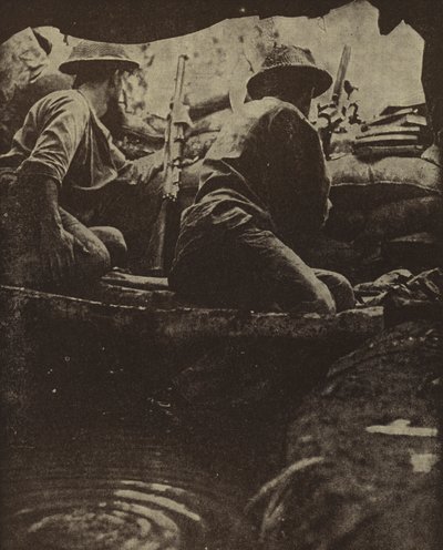 Australialaiset sotilaat vedellä täytetyssä kiväärikuolassa, Sanananda, Uusi-Guinea, toinen maailmansota tekijältä Photographer Australian