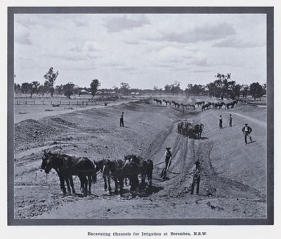 Kastelukanavien kaivaminen Berembeassa, NSW (m/w kuva) tekijältä Photographer Australian