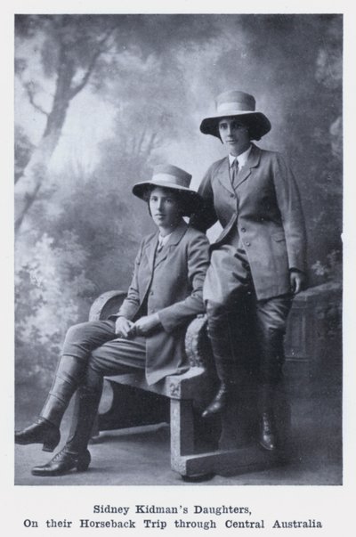 Sidney Kidmanin tyttäret hevosmatkalla Keski-Australiassa (s/w-kuva). tekijältä Photographer Australian