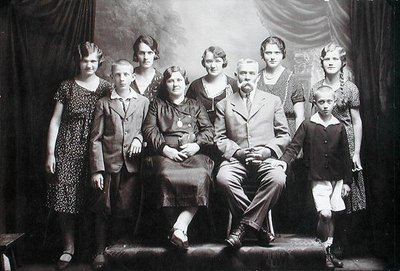 Perhe, jossa on useita lapsia, 1900-luvun alku (kuva) tekijältä Photographer Austrian