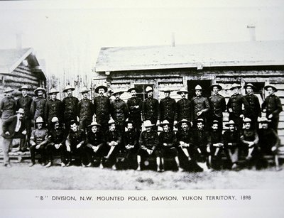 Luoteispoliisin B-divisioona Dawsonissa Yukonin alueella vuoden 1898 kultakuumeen aikana (m/v kuva) tekijältä Photographer Canadian