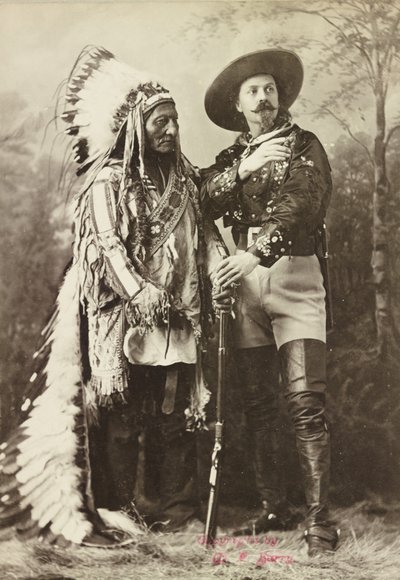 Istuu Bull ja Buffalo Bill tekijältä Photographer Canadian
