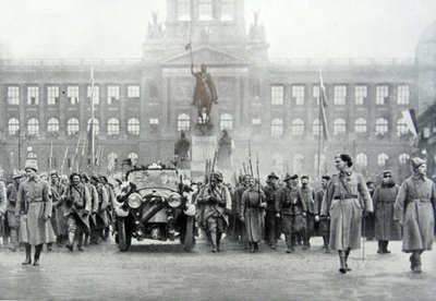 Tšekkiläiset joukot ovat presidentti Thomas Masarykin mukana Prahassa 25. joulukuuta 1918 (m/v kuva) tekijältä Photographer Czech